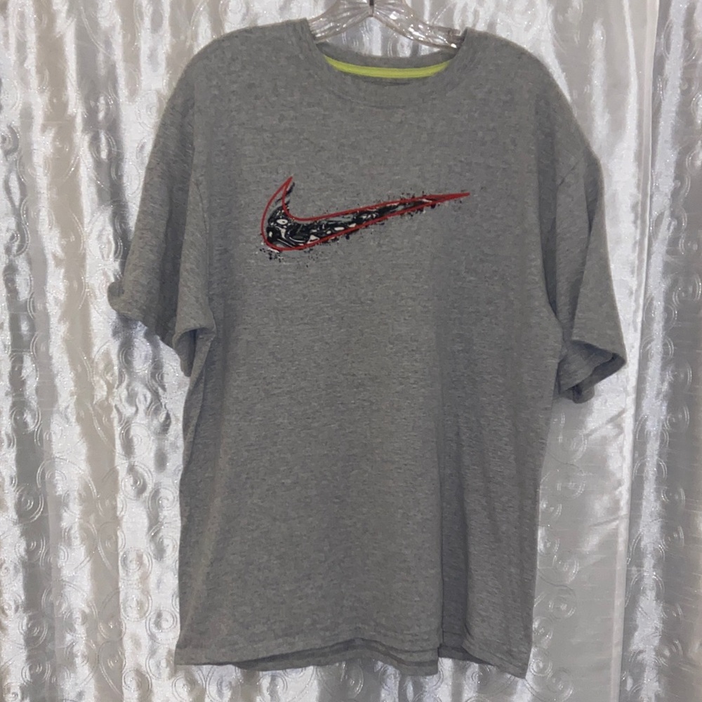 Nike Heather Gray Tee with Red Swoosh Men’s Size XL 🔥 YB2